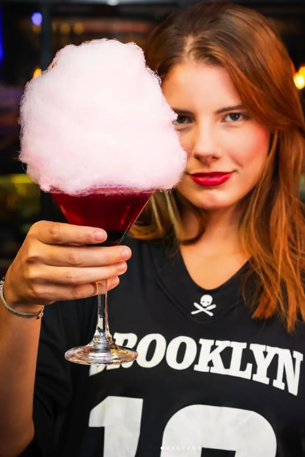 Modelo na praia · camisa branca Brooklyn e bermuda
